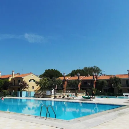 Relaxing With A Playground And Pool Апартаменты Бибионе