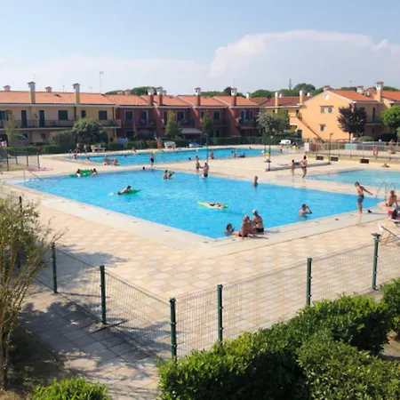 Relaxing With A Playground And Pool Апартаменты